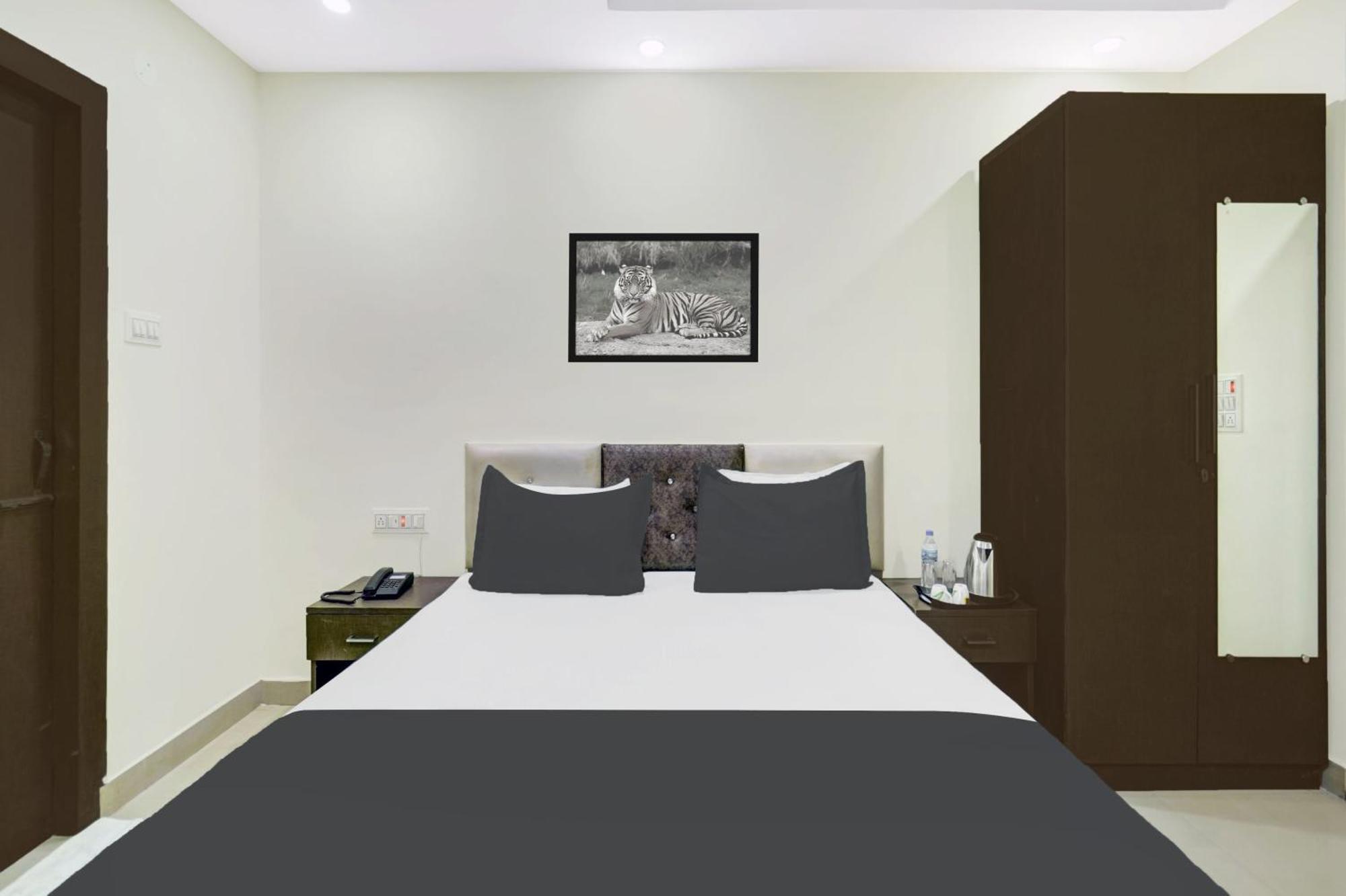 Hotel Super Collection O Rajeev Nagar Near Atal Path Formerly Vinayaka